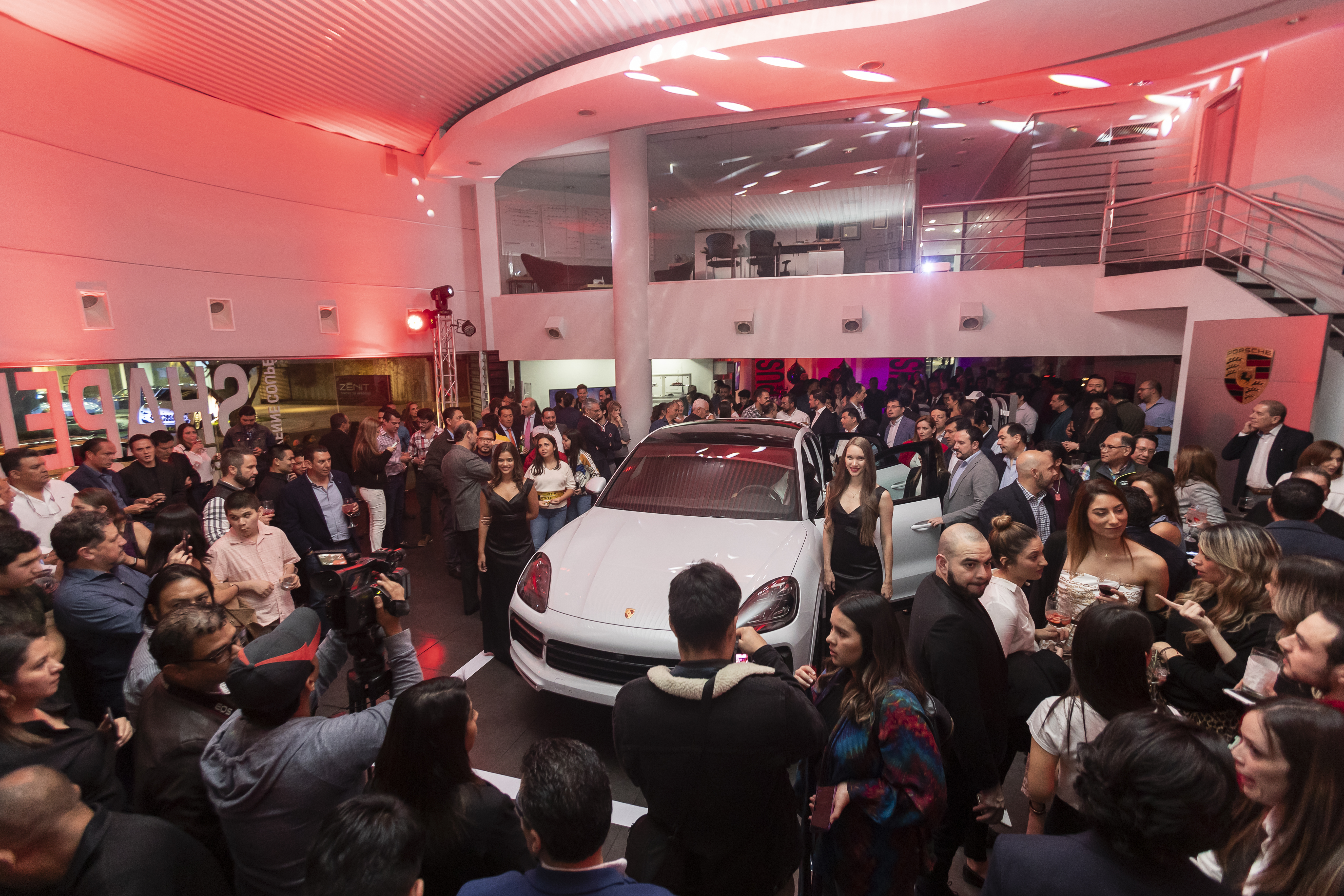 Ante un grupo selecto de invitados fue presentada la nueva versión de la Porsche Cayenne Coupé. Foto Prensa Libre: Cortesía