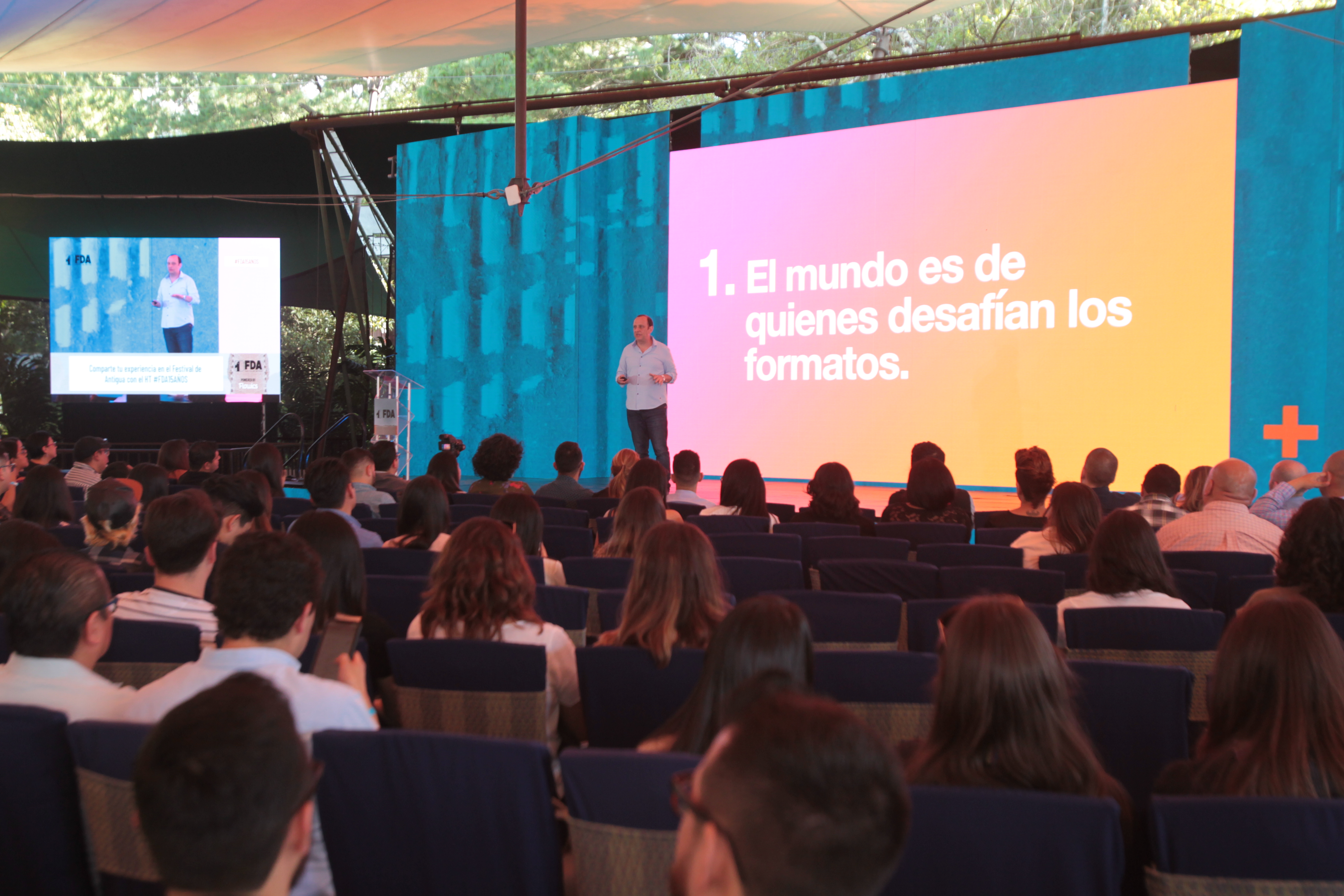 El uruguayo Pipe Stein fue el primero en hablar en las conferencias del Festival de Antigua. (Foto Prensa Libre: Norvin Mendoza)