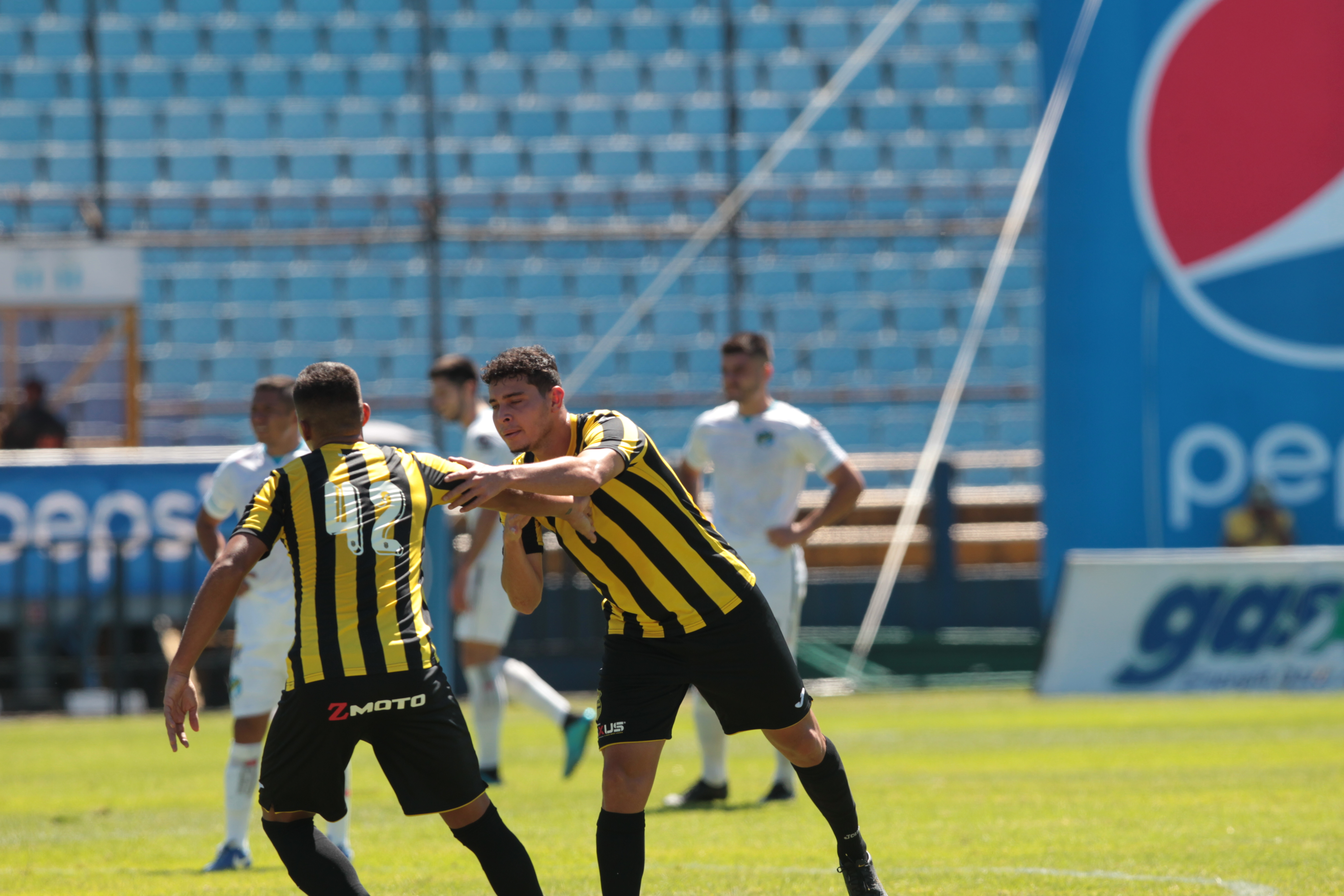 El Real España avanzó a la final de la Copa Premier Centroamericana al vencer a los albos. (Foto Prensa Libre: Norvin Mendoza)