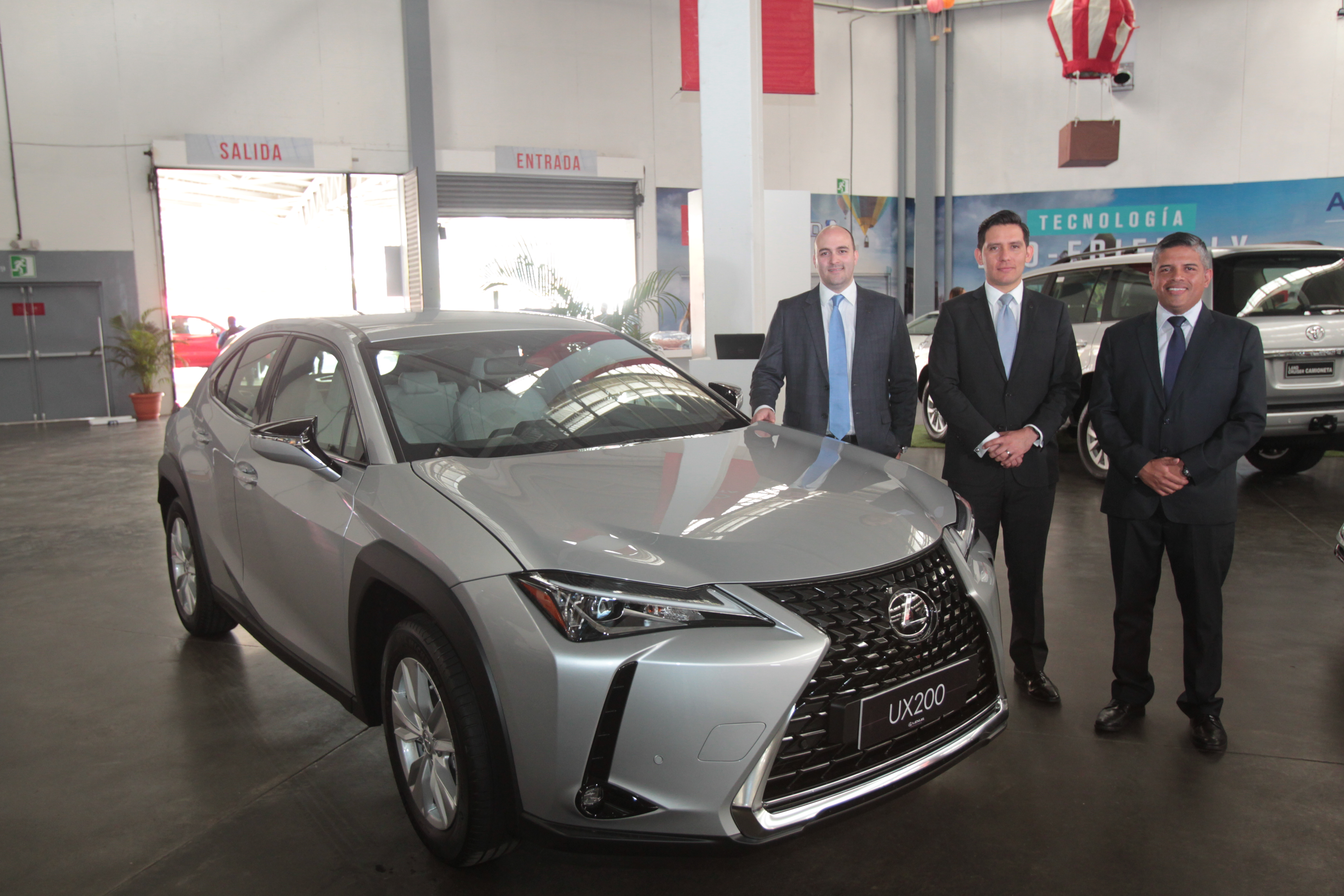 Ejecutivos de Cofiño Stahl presentaron el nuevo modelo de Lexus para Guatemala. (Foto Prensa Libre: Norvin Mendoza)