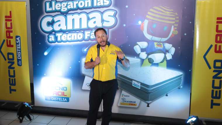 Martín Prera, director de mercadeo de Grupo DISTELSA presentó la nueva línea de camas que están disponibles en Tecno Fácil. Foto Prensa Libre: Norvin Mendoza