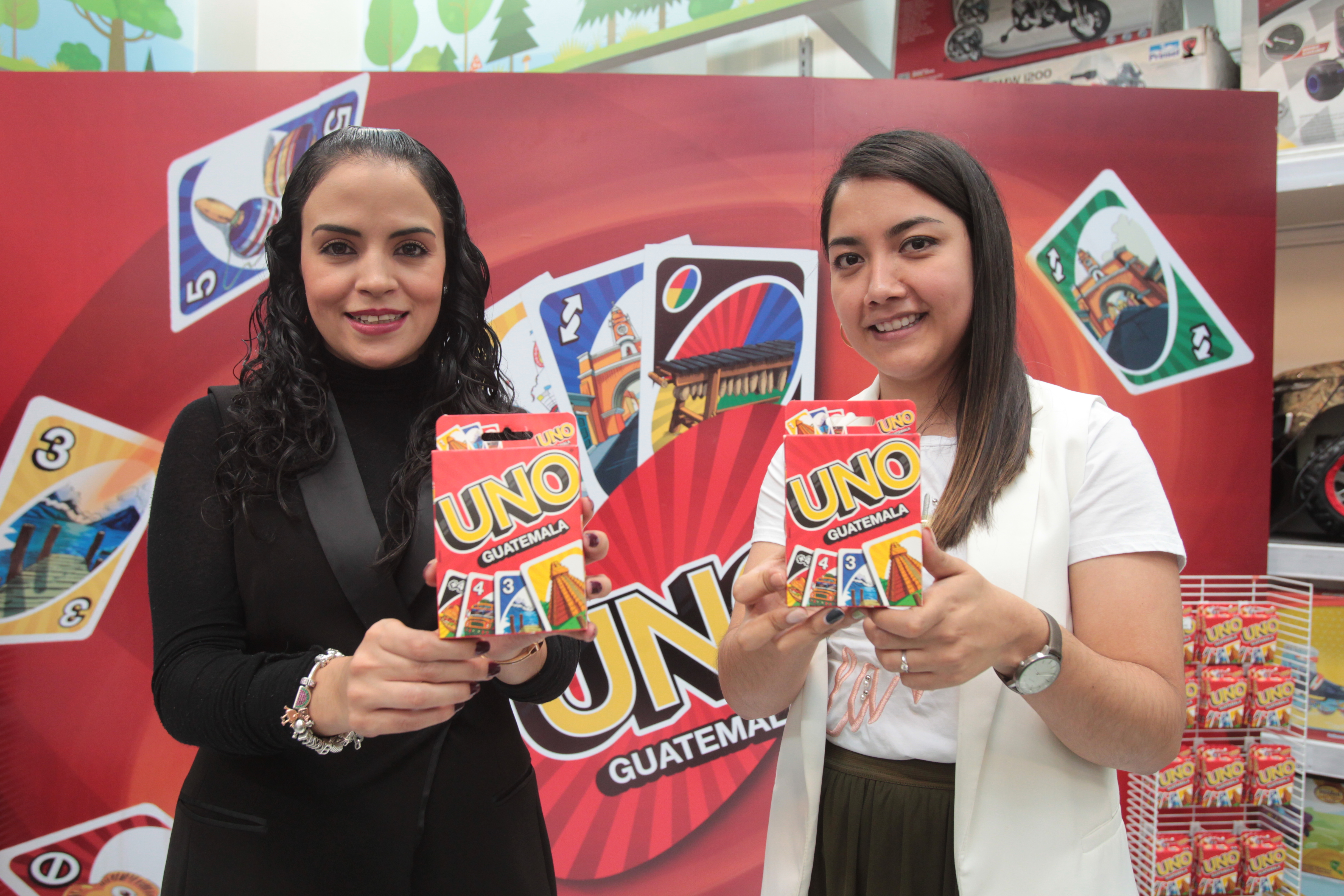 El juego de cartas personalizado para Guatemala ya está disponible en Juguetón. Foto Prensa Libre: Norvin Mendoza