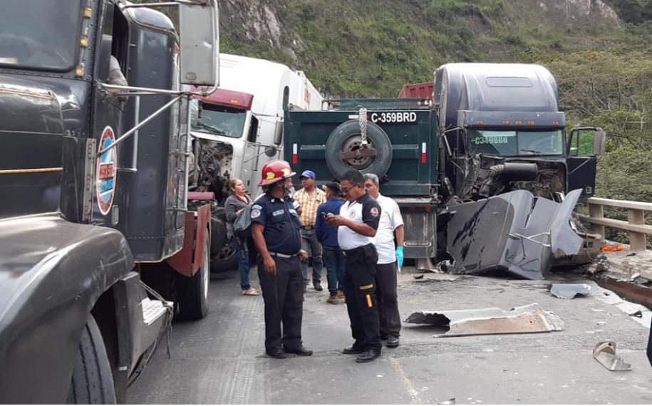 Lugar del accidente en el km 30 de la ruta al Atlántico. (Foto Prensa Libre: Cortesía Cristian Acevedo). 