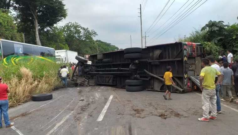 Lugar del accidente en el kilómetro cien de la ruta al Pacífico. (Foto Prensa Libre: Cortesía). 