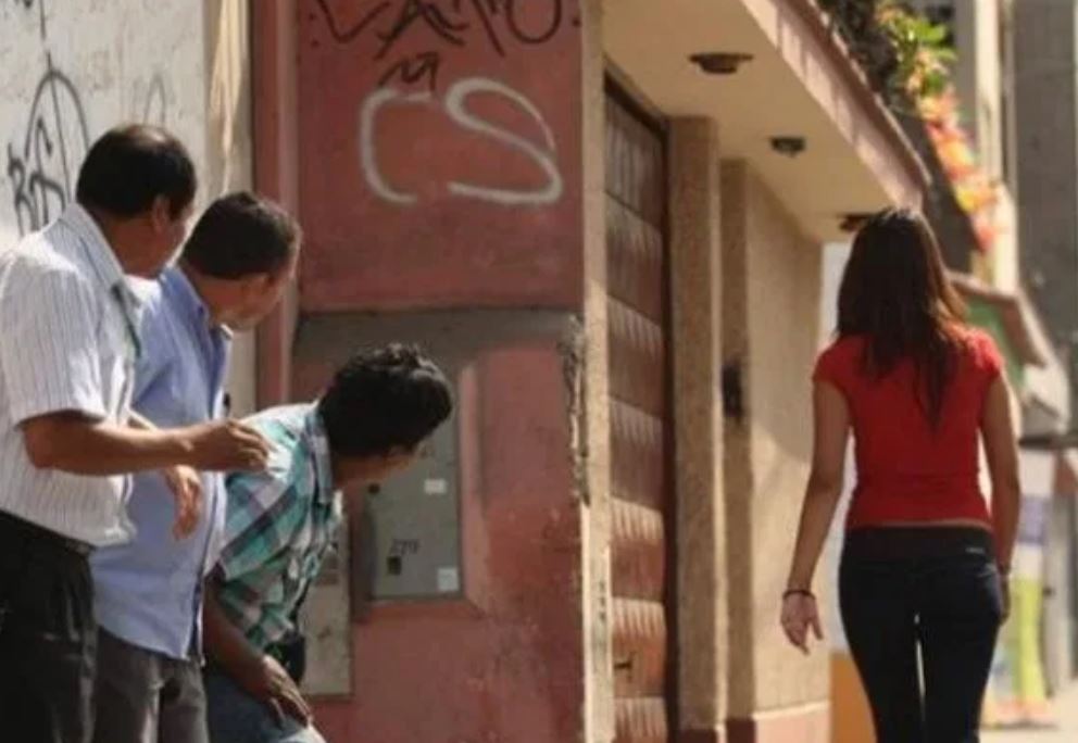 Las mujeres sufren de diversos tipos de acoso en las calles, sobre todo, de cáracter sexual (Foto Prensa Libre: libertadbajopalabra.com).