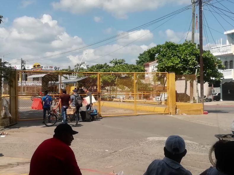 Ambas aduanas de Tecún Umán permanecen cerradas por los recientes disturbios. (Foto Prensa Libre: Alex Coyoy) 
 
