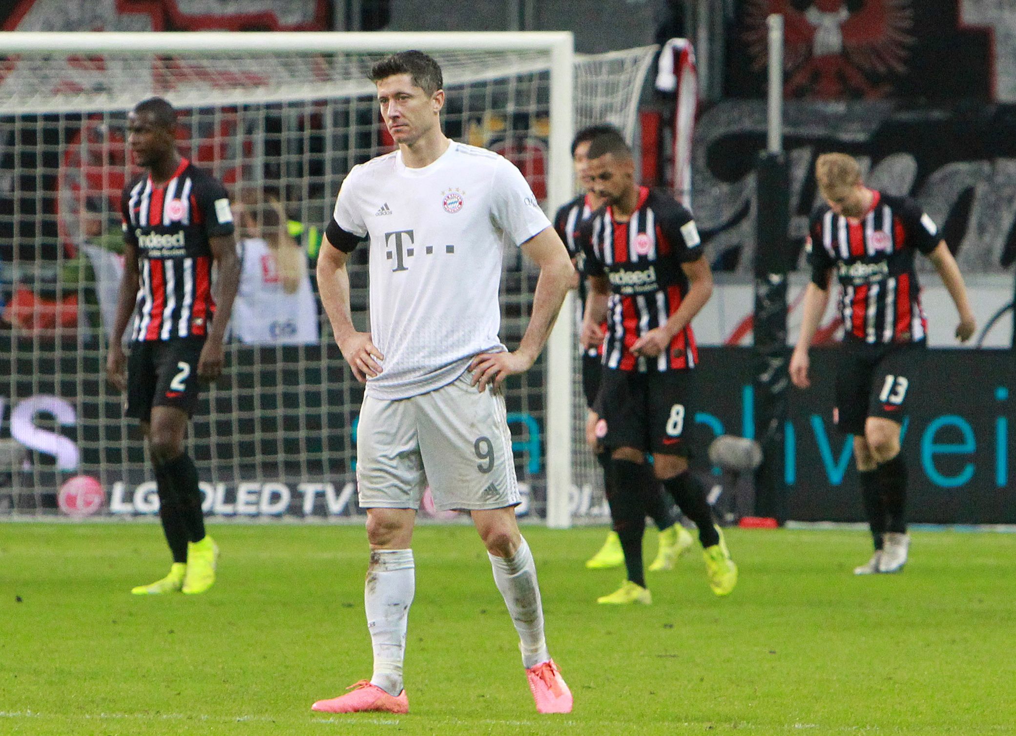 Robert Lewandowski muestra su tristeza tras la caída del Bayern frente al Eintracht Frankfurt (Foto Prensa Libre: AFP).