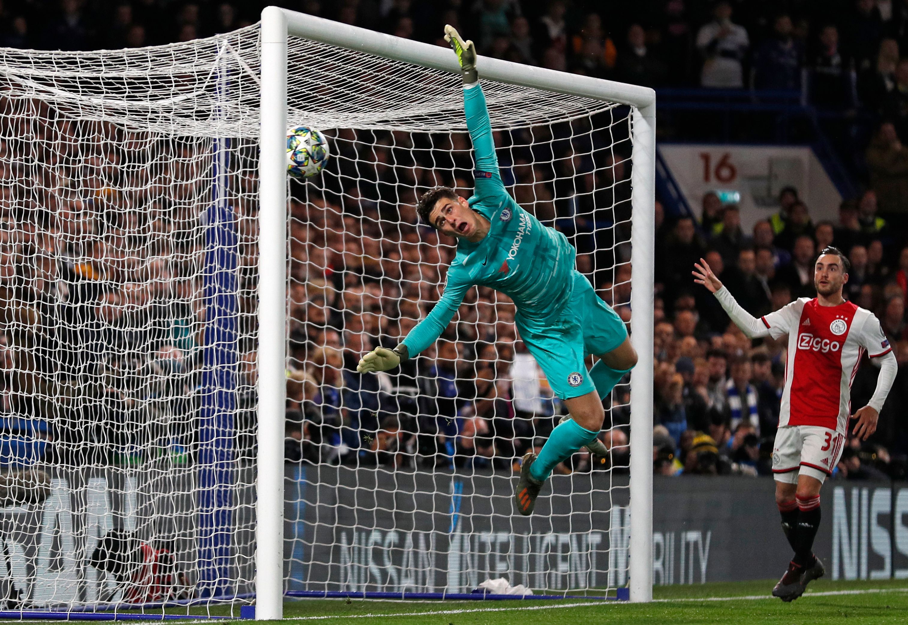 El portero español del Chelsea, Kepa Arrizabalaga (C) durante al autogol. (Foto Prensa Libre: EFE).