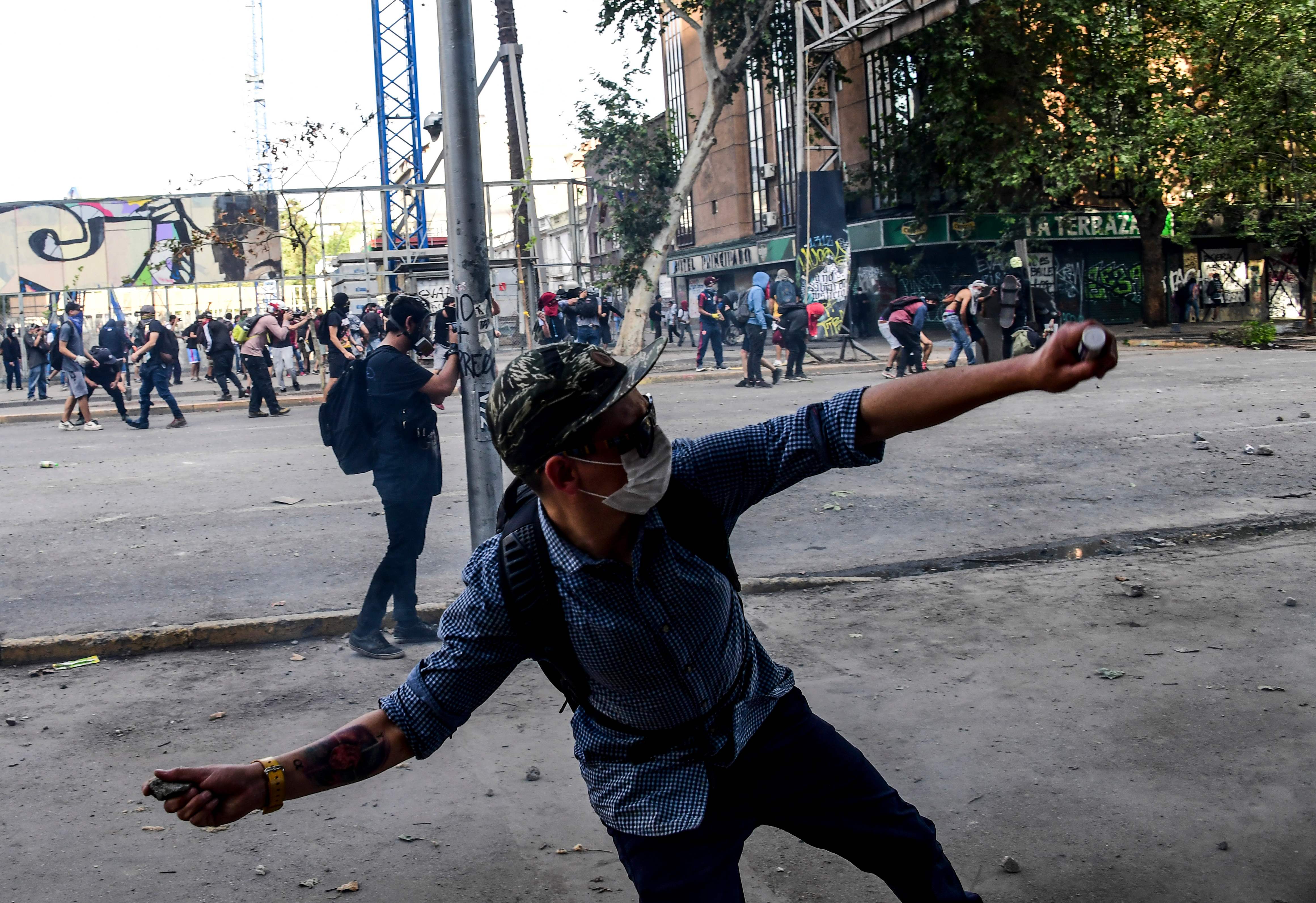 Chile lleva 18 días hundida en la violencia que ha cobrado la vida de 20 personas. (Foto Prensa Libre: AFP)
