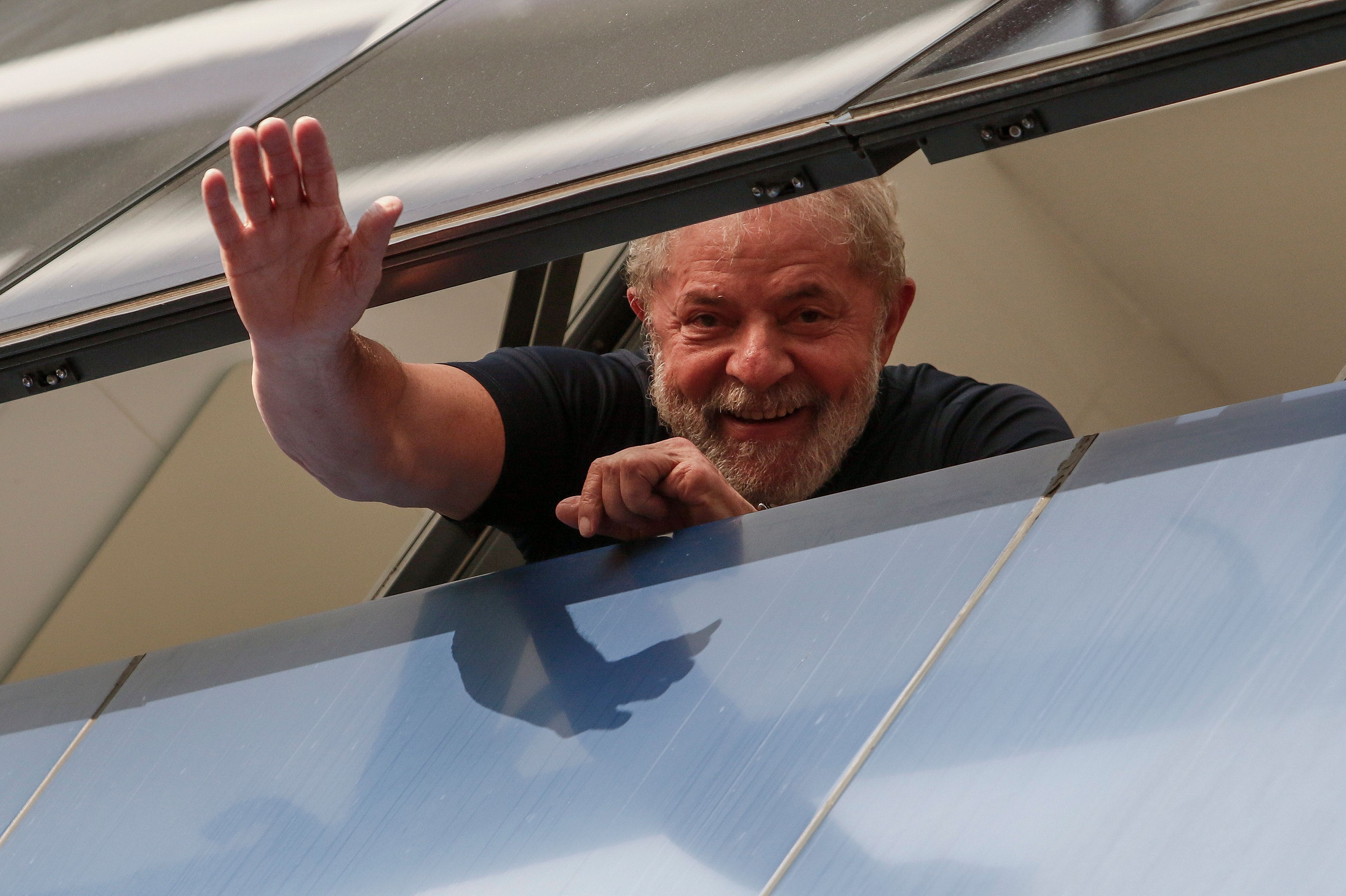 En esta foto de archivo tomada el 7 de abril de 2018, el ex presidente brasileño Luiz Inácio Lula da Silva saluda desde una ventana de la Unión Metalúrgica, en Sao Bernardo do Campo, estado de Sao Paulo, Brasil. (Foto Prensa Libre: AFP)