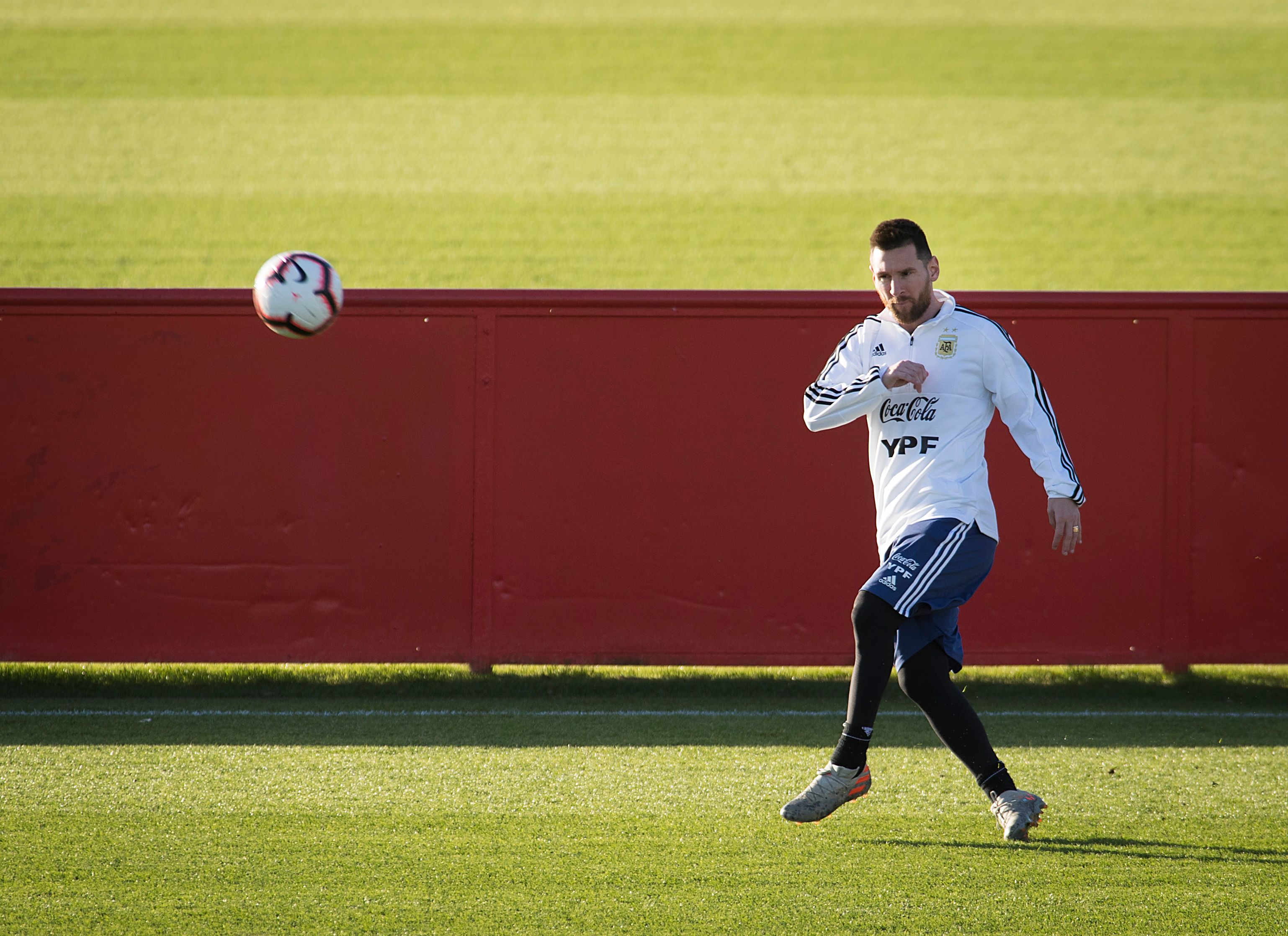 Lionel Messi durante la práctica de Argentina, este martes, en Mallorca. (Foto Prensa Libre: AFP)