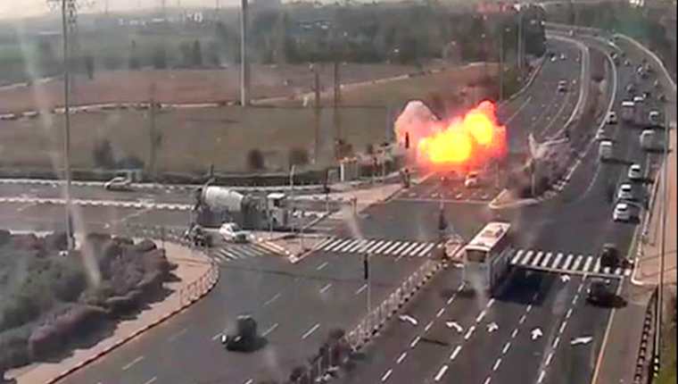 Imagen tomada del sistema de cámaras de la oficina de transporte e infraestructura de Israel, del momento en que un misil lanzado desde Gaza impacta en una carretera. (Foto Prensa Libre: AFP)