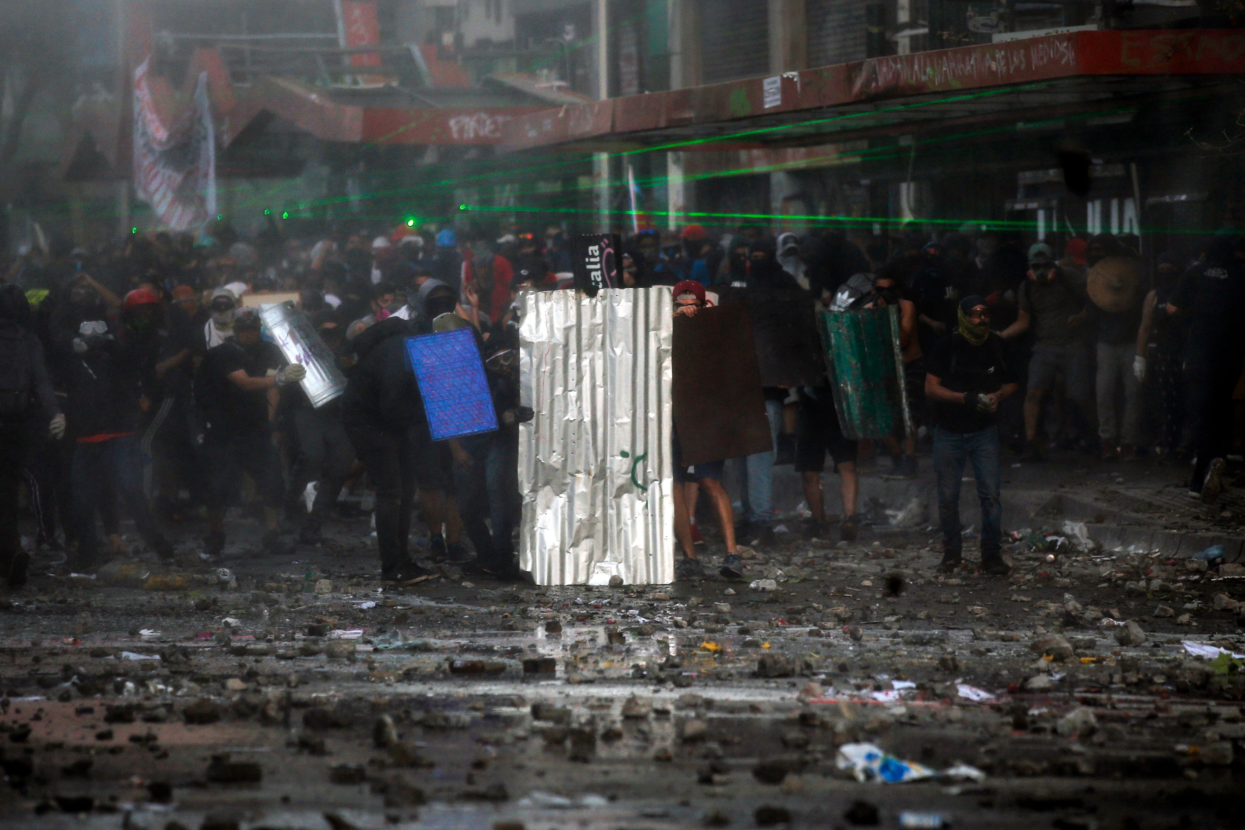 Choques entre manifestantes y fueras del orden en Santiago de Chile. (Foto Prensa Libre: AFP)