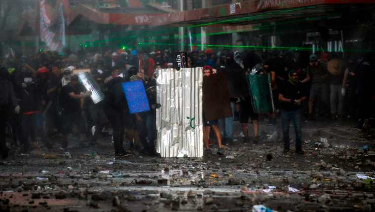 Choques entre manifestantes y fueras del orden en Santiago de Chile. (Foto Prensa Libre: AFP)