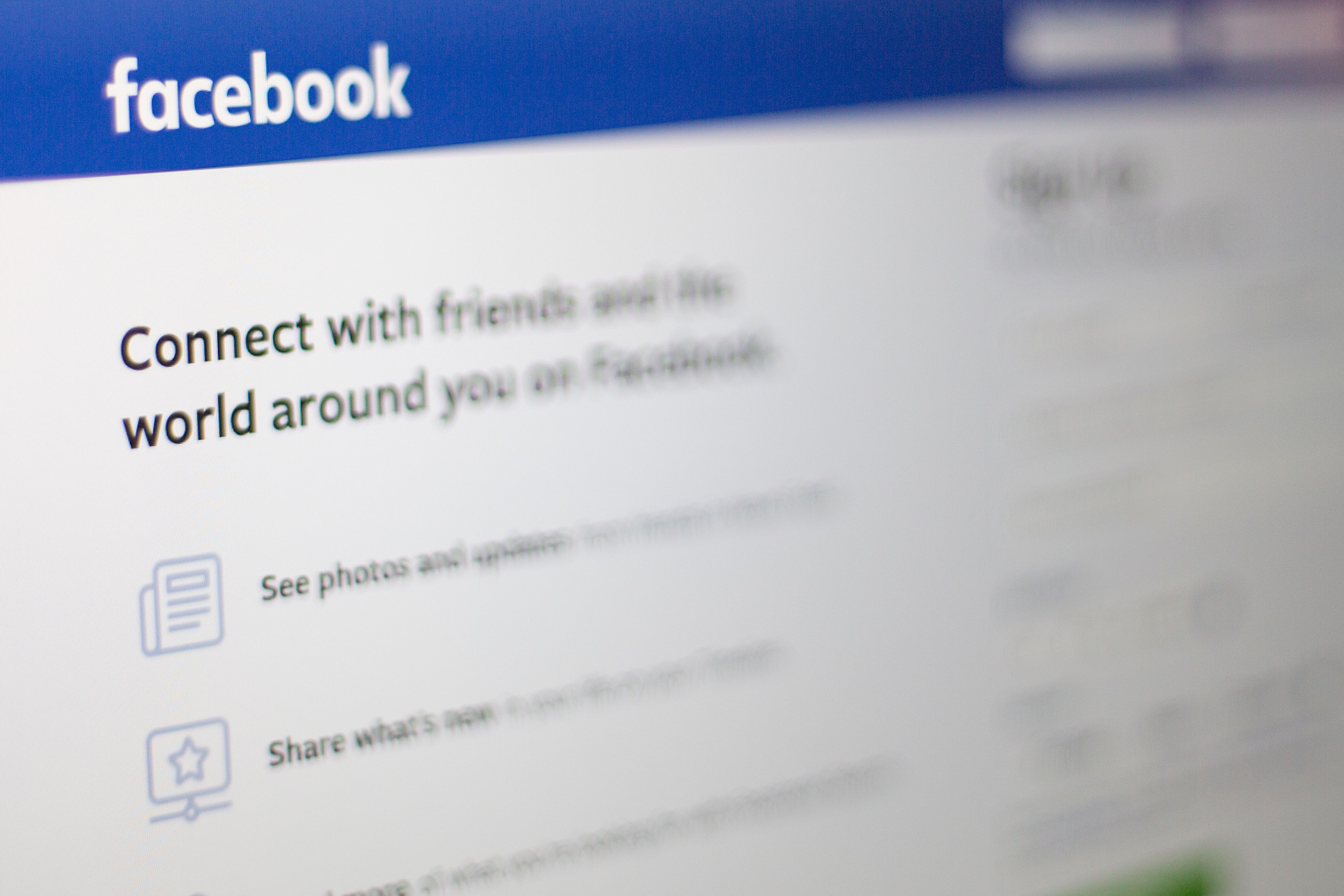 Facebook multiplica sus esfuerzos por recuperar la confianza y elimina cuentas falsas de la plataforma. (Foto Prensa Libre: AFP)