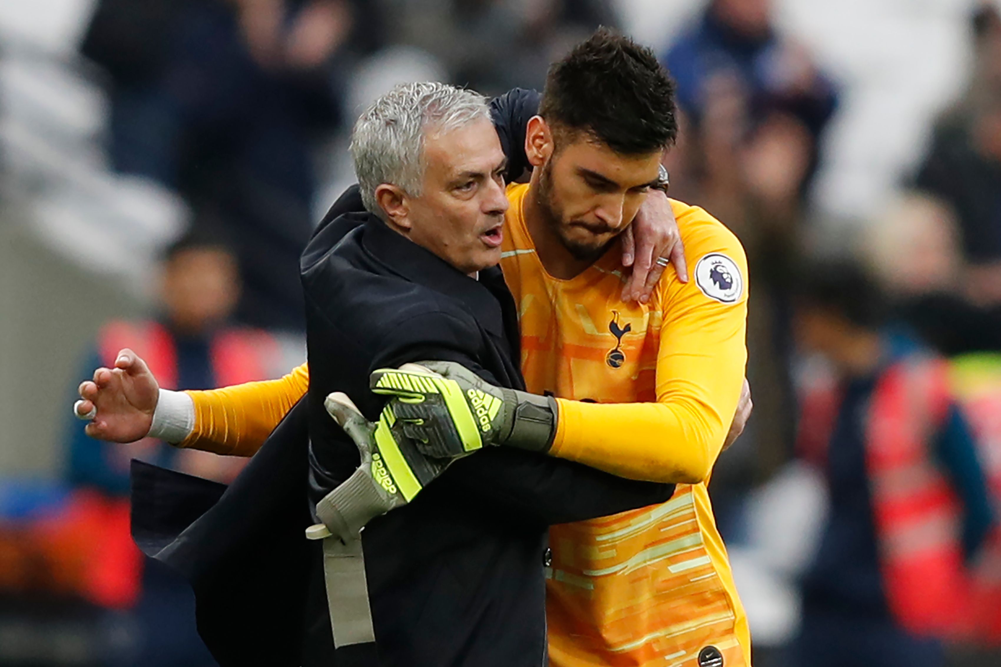 El técnico Jose Mourinho celebra con el portero del Tottenham  el argentino Paulo Gazzaniga la victoria de este sábado. (Foto Prensa Libre: AFP)