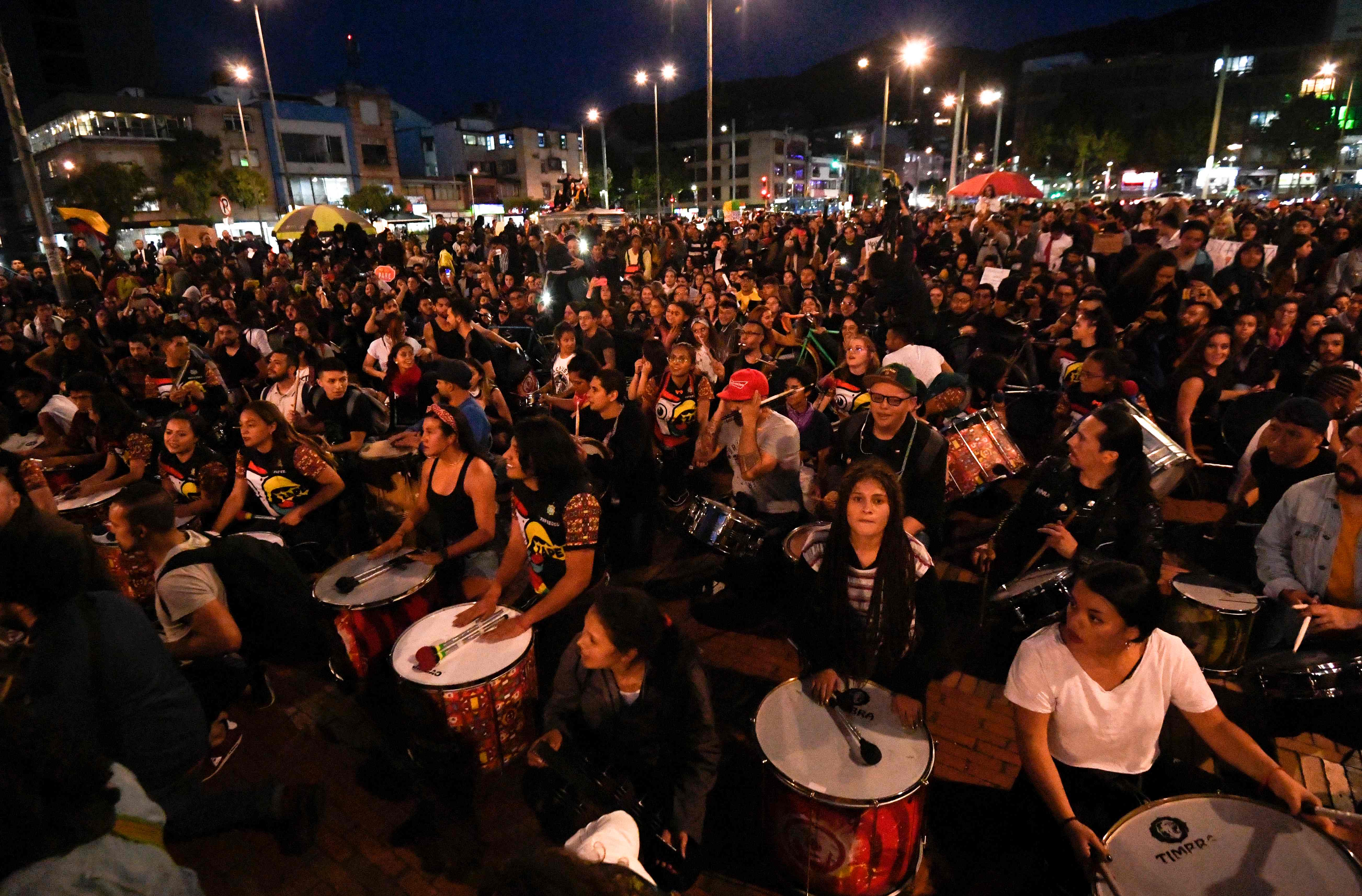 Musicians perform during a protest on the seventh consecutive day against the government of Colombian President Ivan Duque in Bogota on November 28, 2019. - Since last Thursday Colombia has been hit by unprecedented mass protests against the unpopular Duque, joining a wave of grassroots anger that, for different reasons, has swept through Ecuador, Chile and Bolivia. (Photo by Juan BARRETO / AFP)