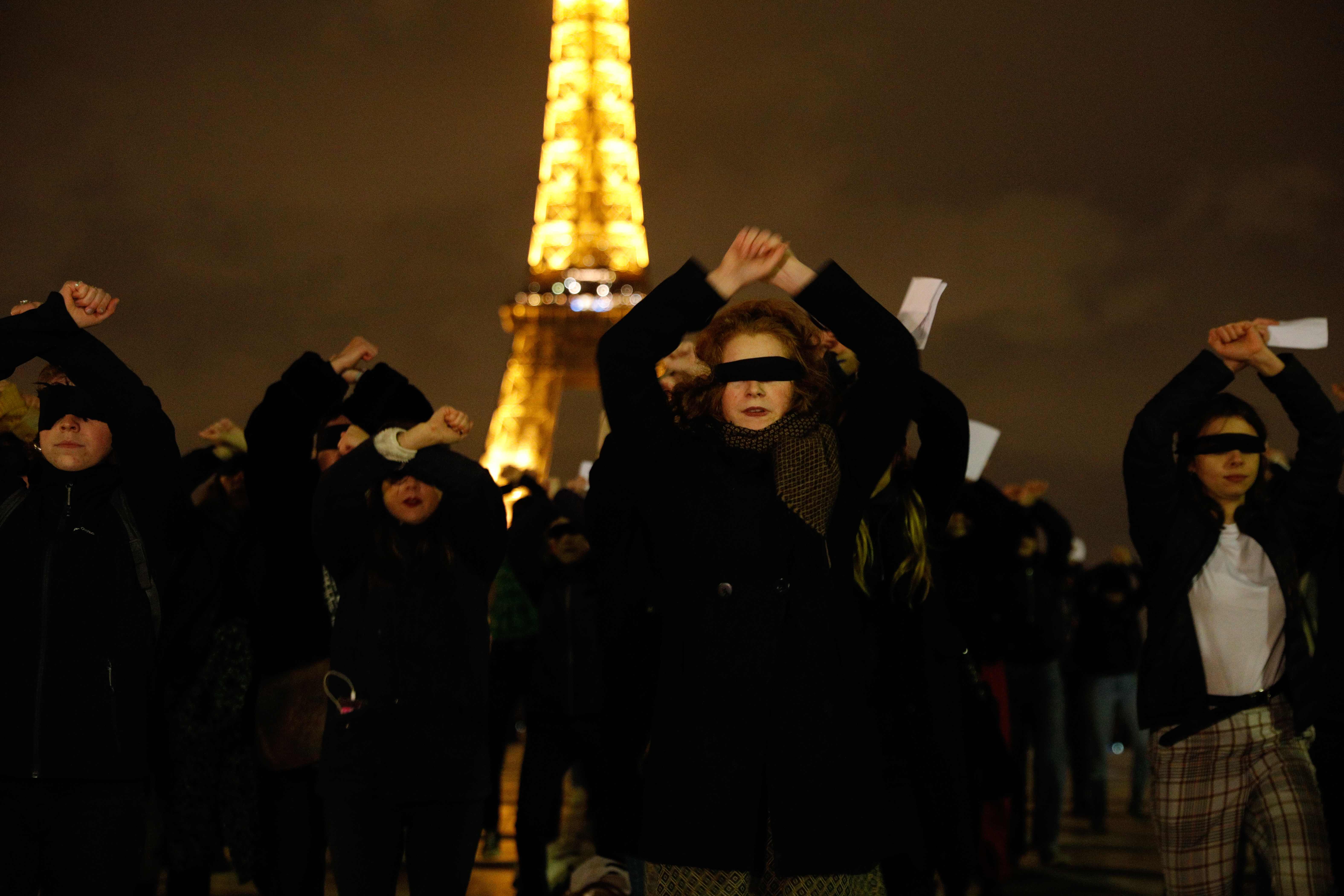Con los ojos vendados, mujeres participan en un flash mob para protestar contra el feminicidio y la violencia sexual, organizado por el colectivo feminista #NousToutes e inspirado por el grupo feminista chileno Las Tesis, en la explanada de Trocadero en París. (Foto Prensa Libre: AFP)