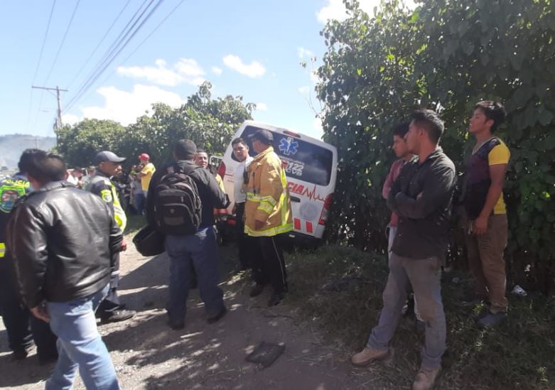 Lugar donde chocó una ambulancia y un automóvil en el km 28 de la ruta al Pacífico, Amatitlán. (Foto Prensa Libre: Cortesía Bomberos Voluntarios). 