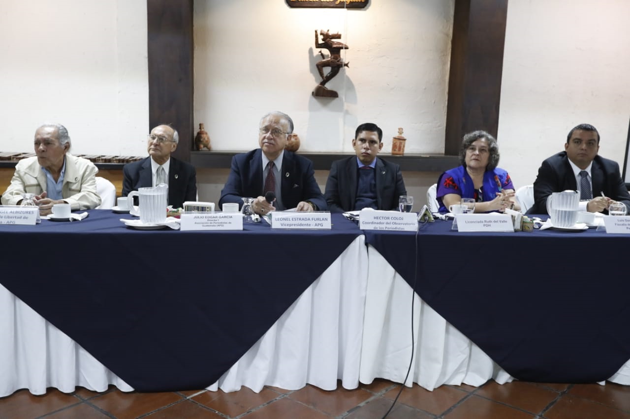 Autoridades de la APG y representantes de la PDH y MP rinden informe sobre la situación de los periodistas en Guatemala. (Foto Prensa Libre: Esbin García)