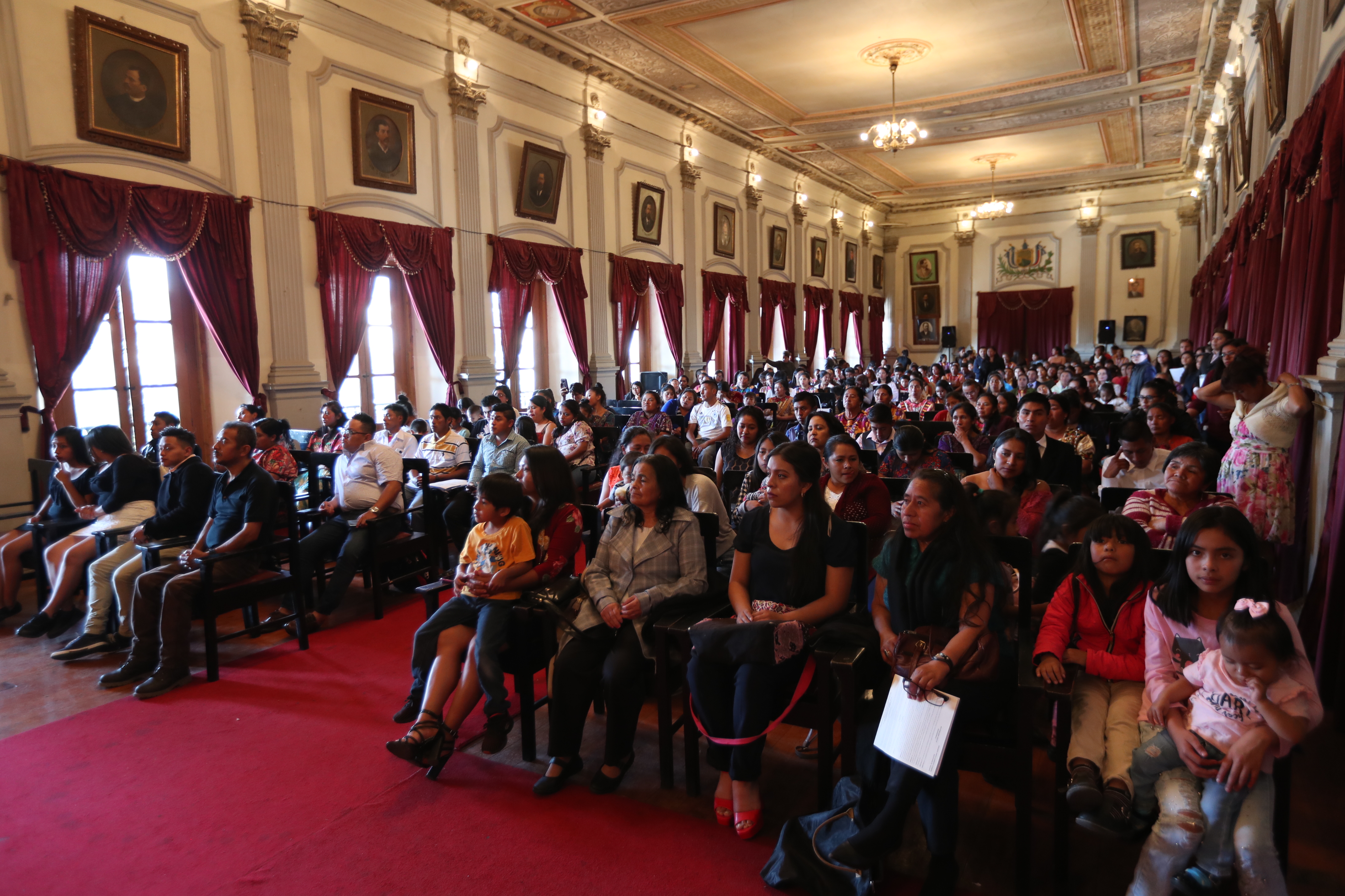 Un grupo de 500 personas culmino el proceso de aprendizaje de Conalfa en Xela. (Foto Prensa Libre: María Longo) 