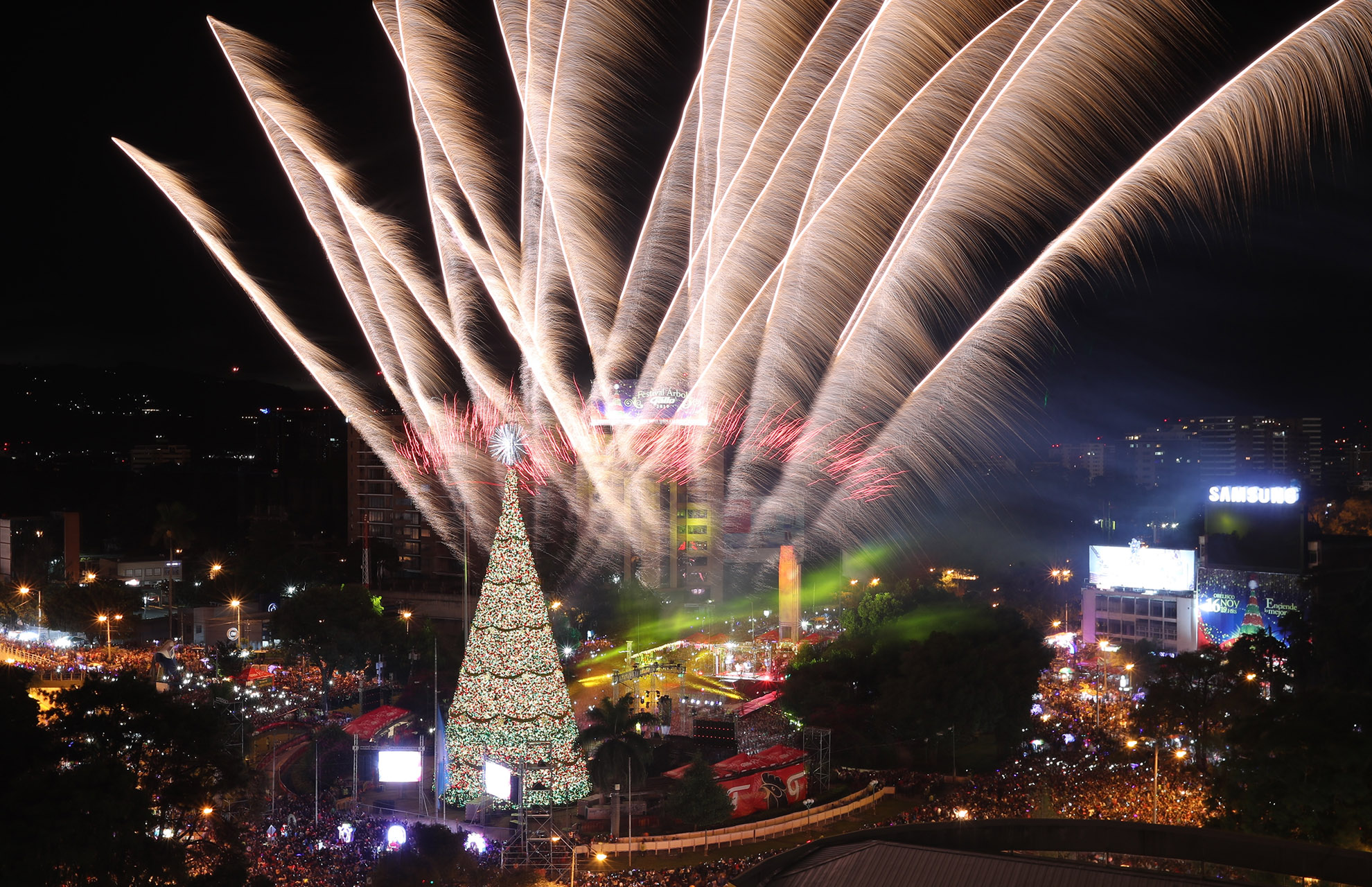 El encendido del Árbol Gallo en la Plaza del Obelisco marca el inicio de las fiestas de fin de año. (Foto Prensa Libre: Hemeroteca PL)