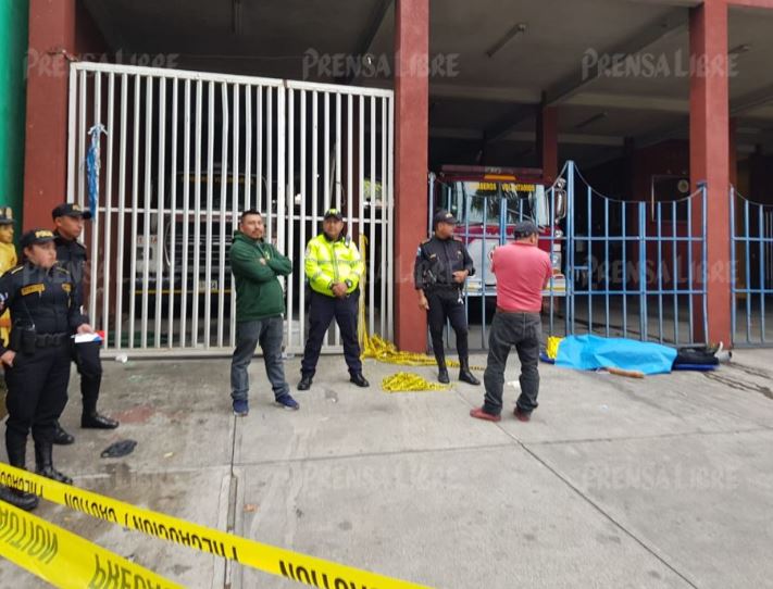 Piloto de bus asaltado pidió ayuda en la estación de Bomberos Voluntarios de San Lucas Sacatepéquez. (Foto Prensa Libre: Cortesía). 