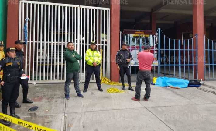 Piloto de bus asaltado pidió ayuda en la estación de Bomberos Voluntarios de San Lucas Sacatepéquez. (Foto Prensa Libre: Cortesía). 