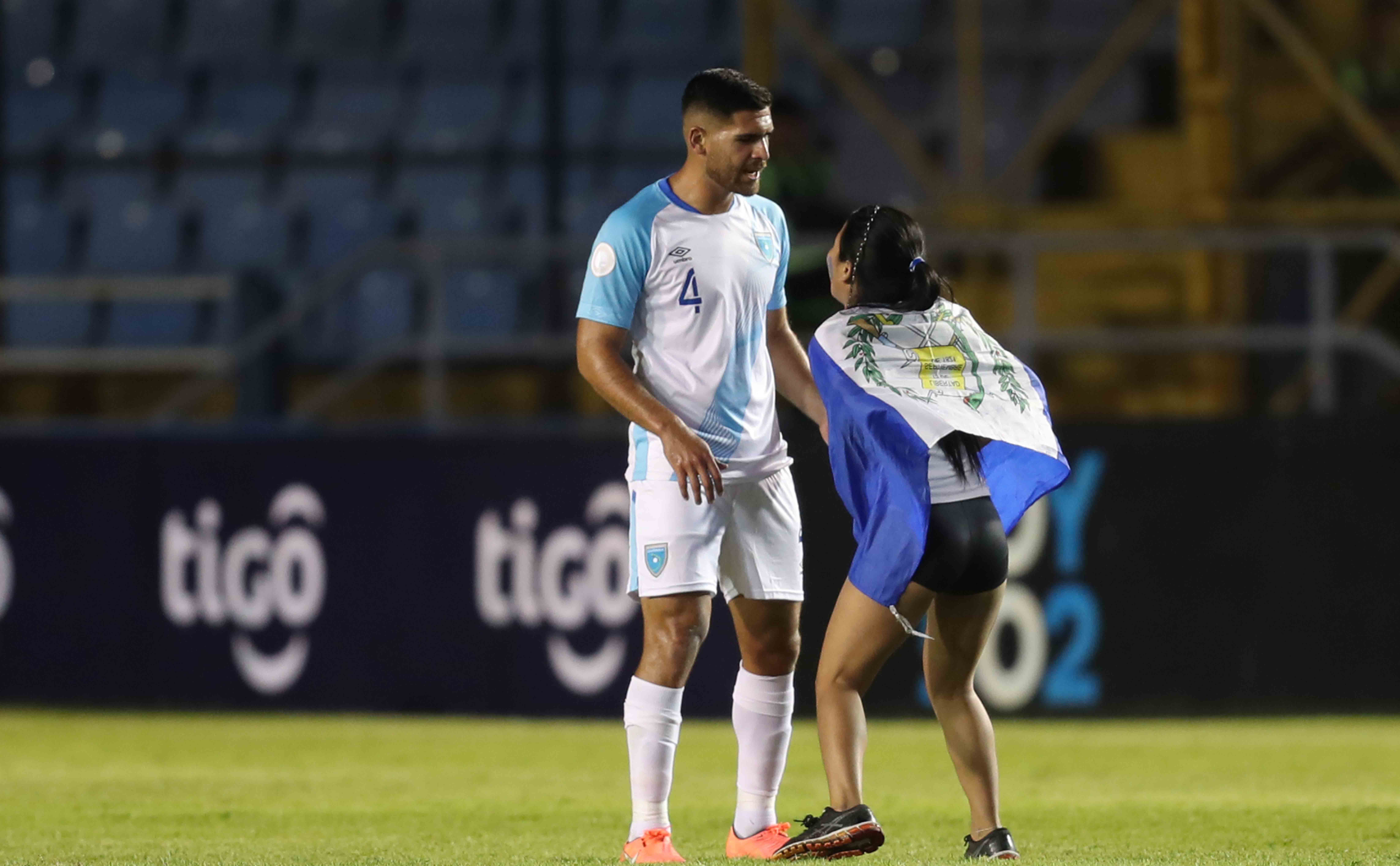 La noche del sábado aficionada invadió la cancha en el juego entre Guatemala vs Puerto Rico. Liga de Naciones C. (Foto: Norvin Mendoza) 