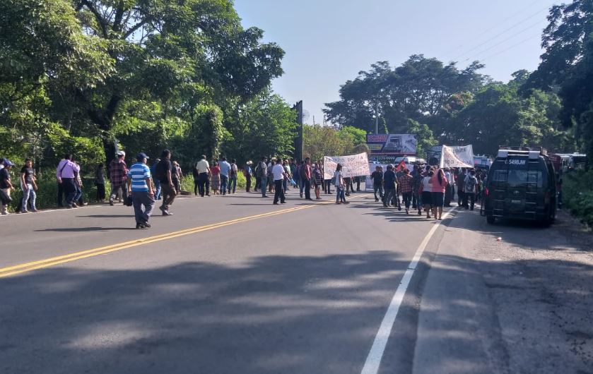 Pobladores de Malacatán bloquean el paso en el km 247.5 de la ruta al suroccidente. (Foto Prensa Libre: Alex Coyoy).

