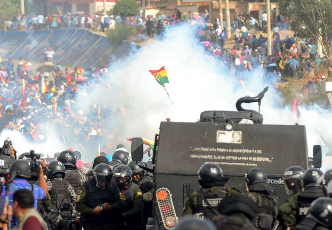 La policía antidisturbios boliviana se enfrenta con partidarios del expresidente boliviano Evo Morales durante una protesta contra el gobierno interino. (Foto Prensa Libre: AFP). 