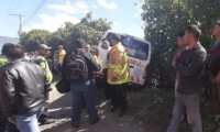 Lugar donde chocó una ambulancia y un automóvil en el km 28 de la ruta al Pacífico, Amatitlán. (Foto Prensa Libre: Cortesía Bomberos Voluntarios).