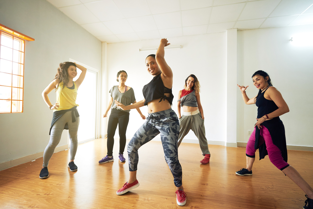 El baile es una actividad que le ayuda a salir de la monotonía y ofrece varios beneficios a su salud. (Foto Prensa Libre: Shutterstock)