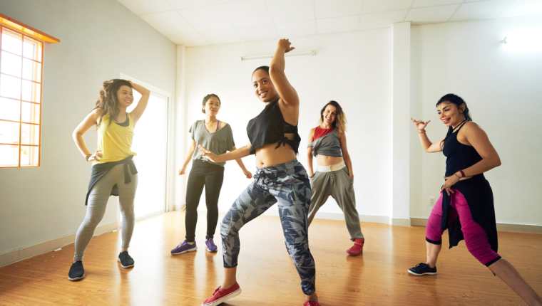 El baile es una actividad que le ayuda a salir de la monotonía y ofrece varios beneficios a su salud. (Foto Prensa Libre: Servicios).