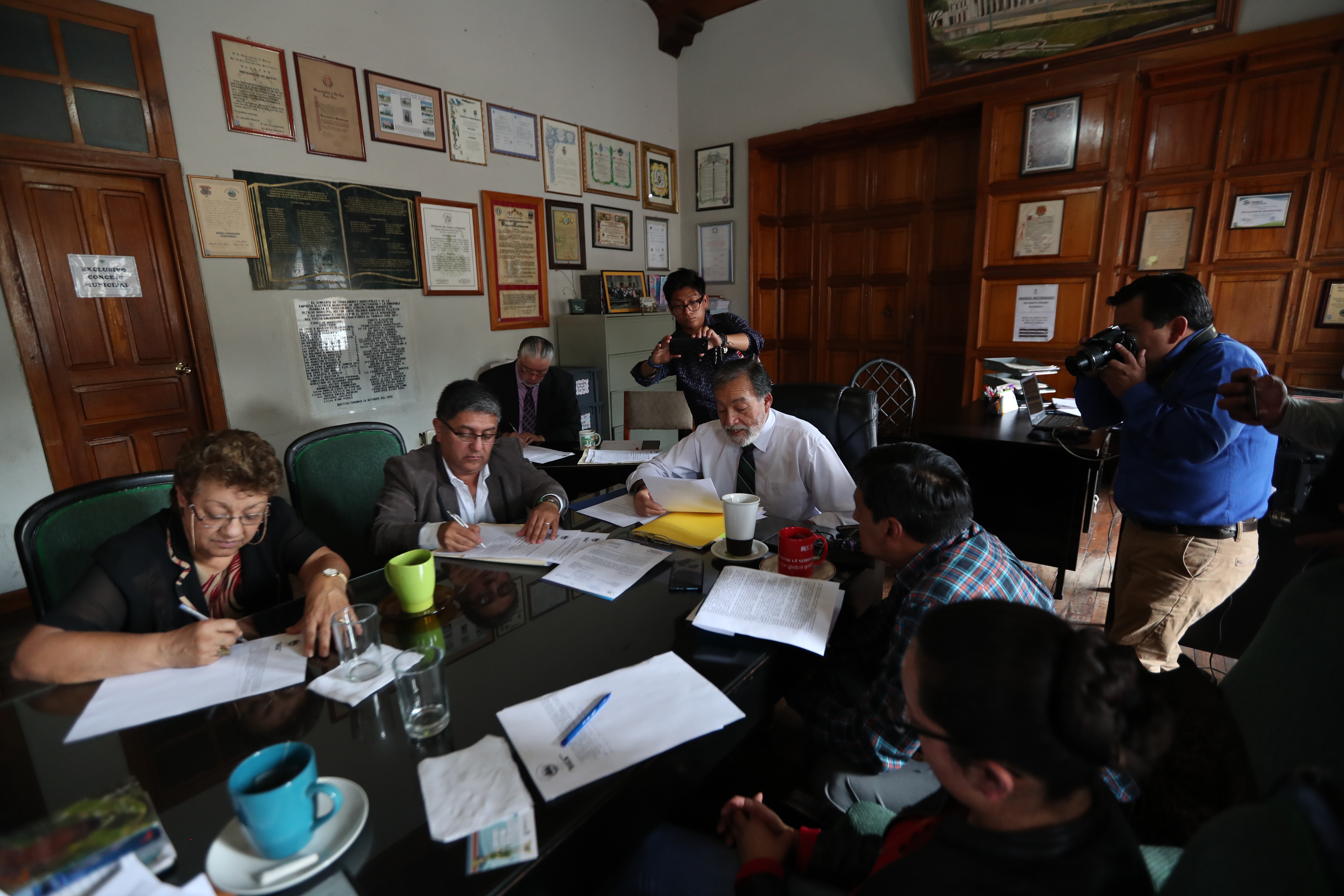 El concejo aprobó la suspensión de la compra de camiones para la Municipalidad de Quetzaltenango. (Foto Prensa Libre: María Longo) 