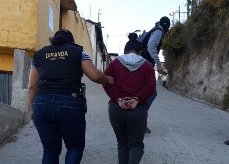 Una de las señala de extorsión es capturada en Quetzaltenango. (Foto Prensa Libre: PNC).  

