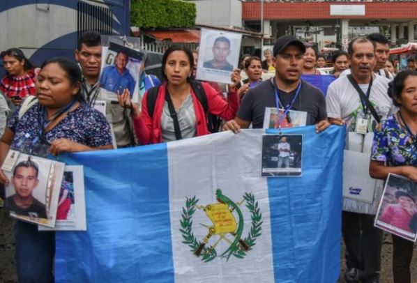 Miembros de la caravana de madres centroamericanas de niños migrantes desaparecidos llegan a Talisman, estado de Chiapas, en la frontera con Guatemala. (Foto Prensa Libre: AFP). 