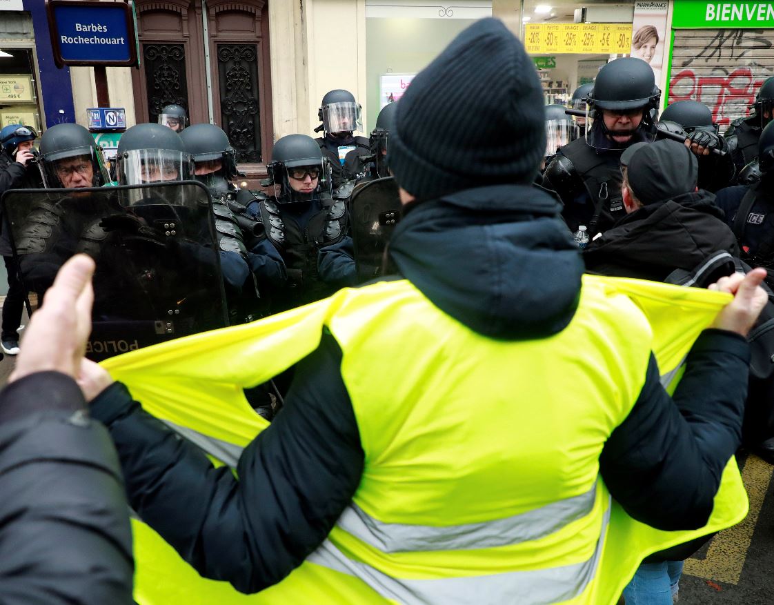Uno de los manifestantes de los chalecos amarillos frente a la Policía em París. (Foto Prensa Libre: EFE). 