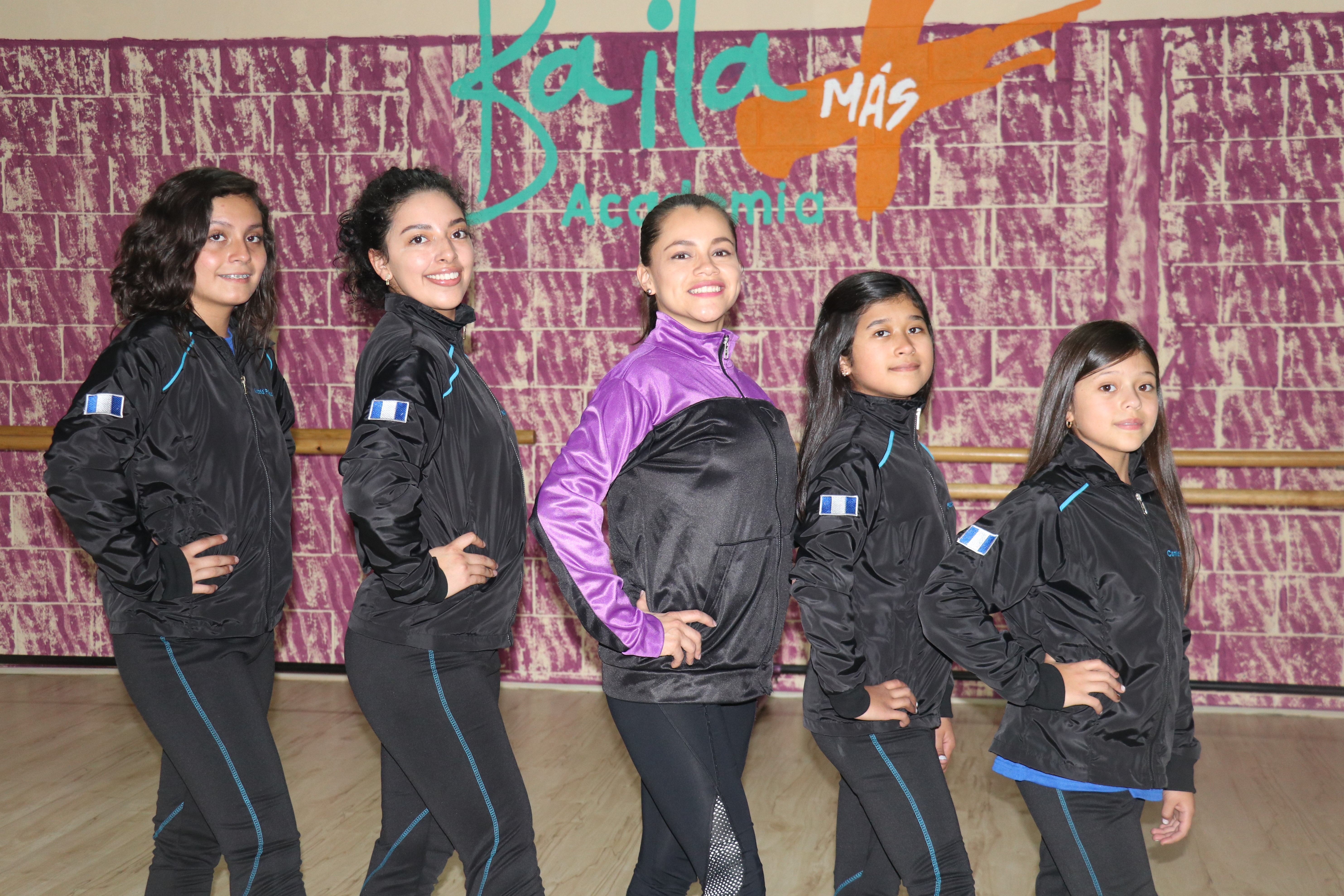 De izquierda a derecha: Tatania Aguilar, Regina Bethancourt, Astrid Fajardo, Renata Castillo y Camila Castillo, representarán a la Baila Más Academia. (Foto Prensa Libre: Raúl Juárez)