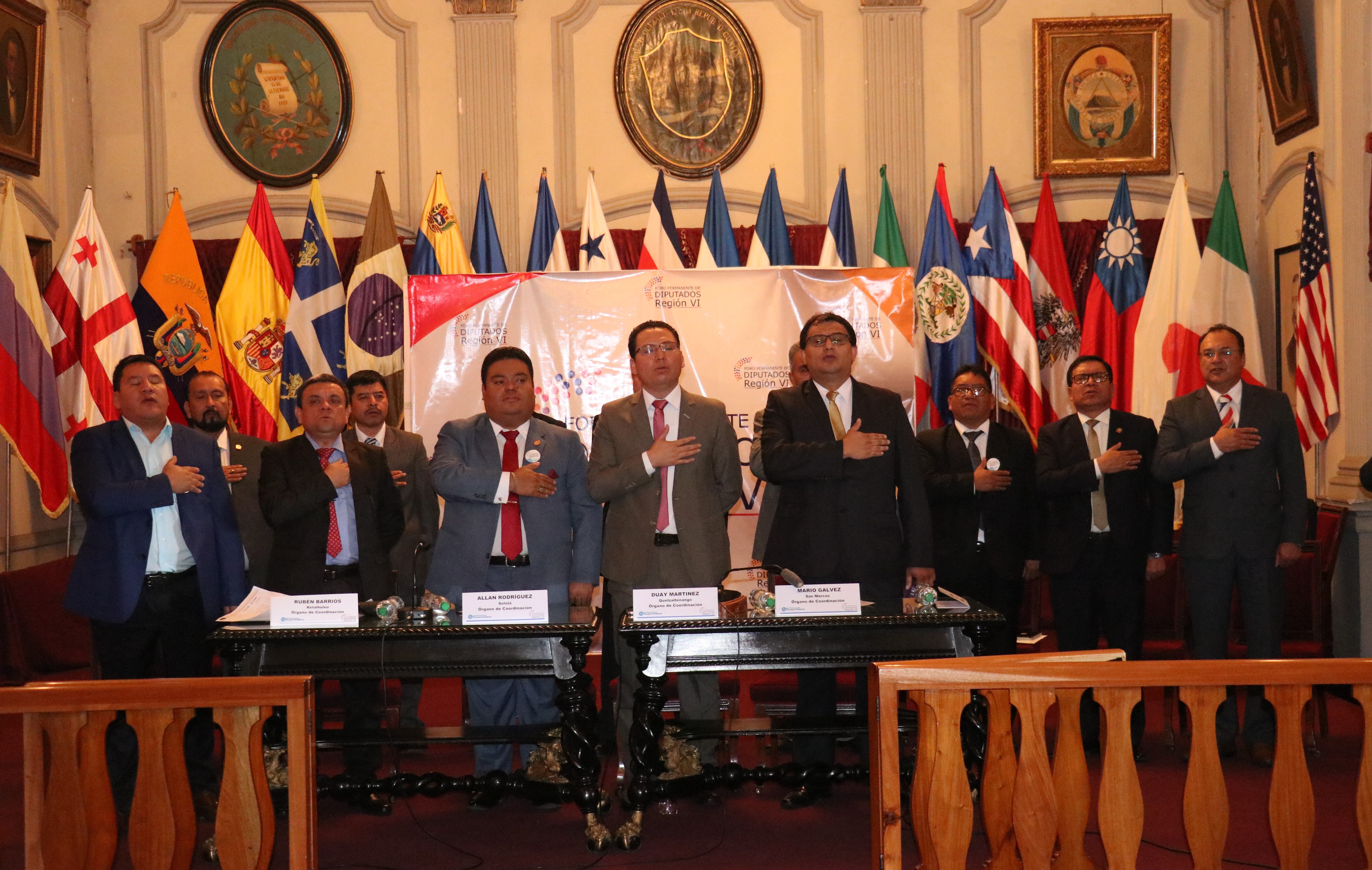 De los 31 diputados electos, 13 participaron en el foro, aunque se informó que 28 están de acuerdo con la iniciativa. (Foto Prensa Libre: Raúl Juárez)