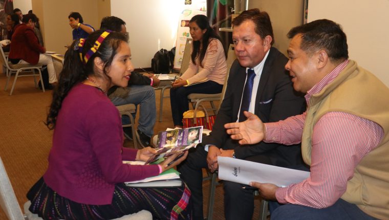 Los representantes de la empresas intercambiaron contactos para buscar alianzas estratégicas en turismo. (Foto Prensa Libre: Raúl Juárez)
