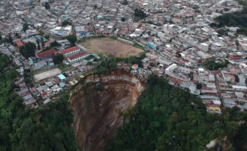 Las intensas lluvias de la segunda parte del inverno del año pasado terminaron por colapsar un área de Ciudad Peronia. La condiciones de precariedad en que viven cientos de familias preocupan a las autoridades. (Foto HemerotecaPL)