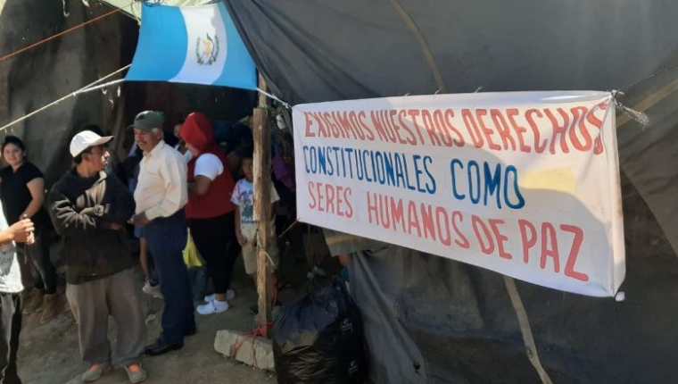 Vecinos permanecen en una de las áreas en riesgo por deslizamiento en Ciudad Peronia. (Foto Prensa Libre: Andrea Domínguez). 