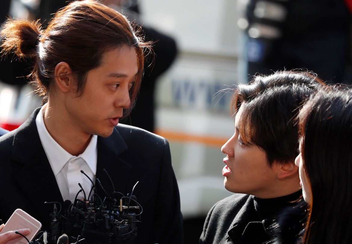 La estrella surcoreana de K-pop, Jung Joon, condenado a seis años de prisión, llega al Departamento de Policía de Seúl en Seúl. (Foto Prensa Libre: EFE)