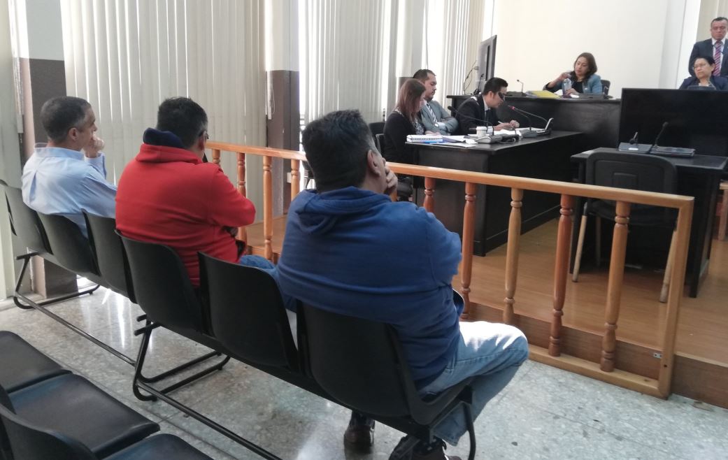 Tres condenados por el caso Construcción y Corrupción escuchan la decisión del Tribunal de Mayor Riesgo D. (Foto Prensa Libre: Edin Pitán).  

