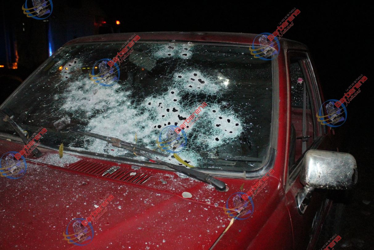 El picop quedó con varias perforaciones de bala en San José Acatempa, donde tres personas fueron acribilladas. (Foto Prensa Libre: Tomada de Barberena Noticias).  