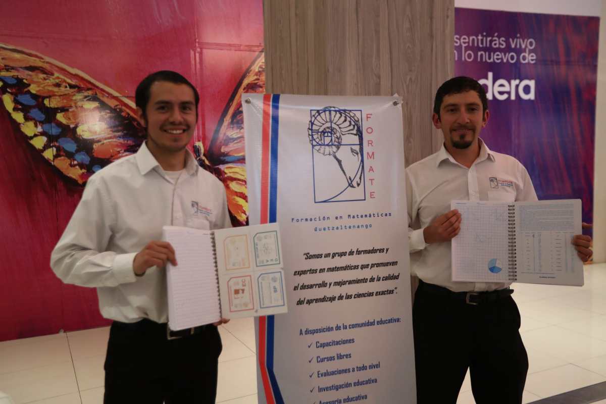 Tojil Juárez y Juan Calderón crearon un cuaderno que incluye diversas herramientas para facilitar el aprendizaje de las matemáticas. (Foto Prensa Libre: María Longo) 