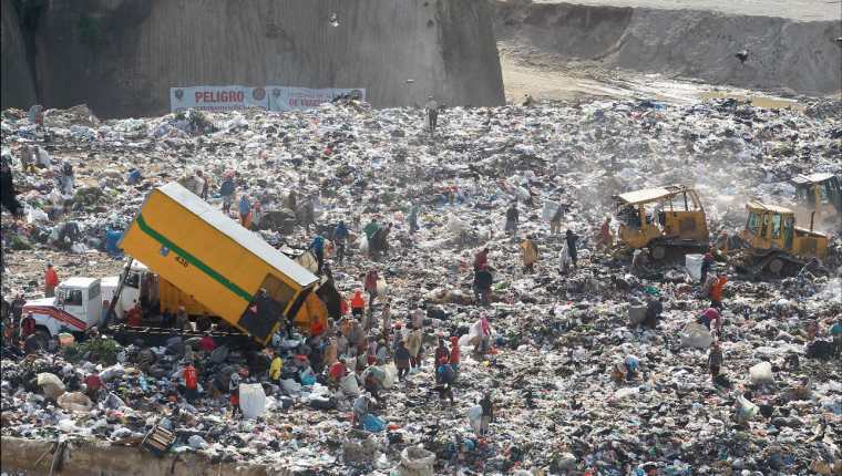 El basurero de la zona 3 capitalina, que recibe 300 mil toneladas de basura al año, es uno de los principales focos de contaminación del agua subterránea. (Foto: Hemeroteca PL)