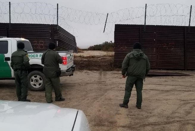 Una parte del muro fue derribada para que pasara un camión con indocumentados. (Foto Prensa Libre: US Border Patrol)