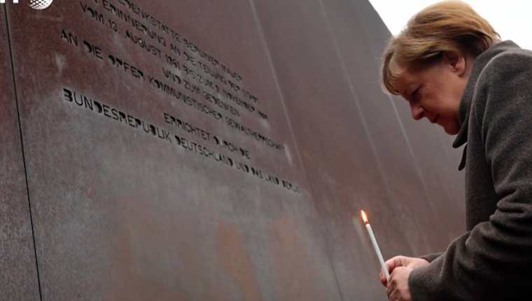 La canciller alemana Angela Merkel estuvo presente en el aniversario de la caída del Muro de Berlín. AFP